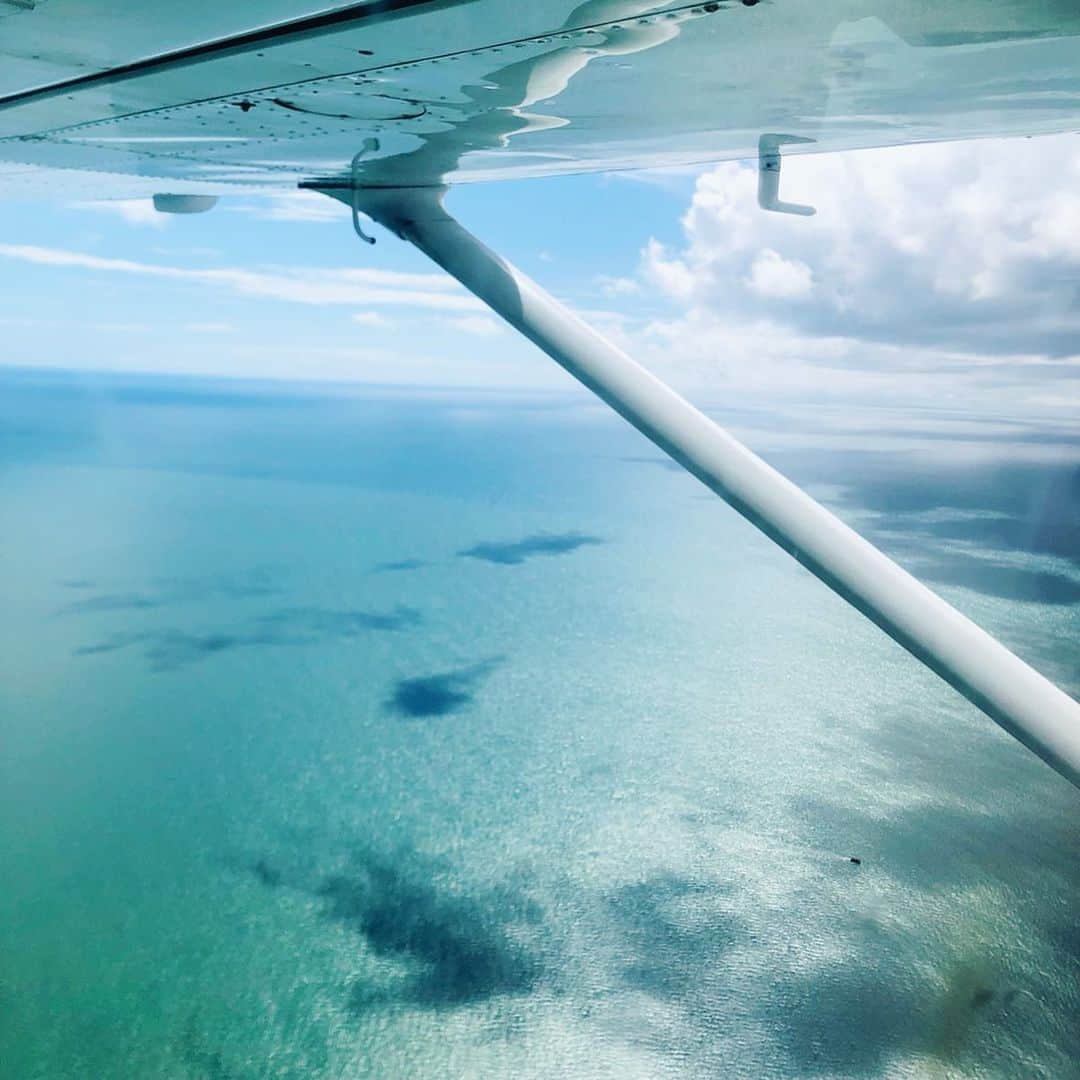 スザンヌさんのインスタグラム写真 - (スザンヌInstagram)「#GreenIsland が見えたり🏝 ﻿ 空から見るとまた美しい🙏﻿ ﻿ #KoalReef って言うカールさんが見つけた🐨のカタチに見える島の上を遊覧飛行したよ✈️←﻿ （これかなぁ？ってのは見えたけどわたしの心の目が曇ってるのかコアラに見えなかったのでこれはわたしの次回の課題。笑）﻿ ﻿ そして誰よりもはしゃいで﻿ 小窓から飛び込む風をビュンビュン感じてくちびる乾かしたり、笑﻿ 綺麗だねーっすごいねーって﻿ 言い合ってたのに﻿ 急に静かになったなぁと振り向くと爆睡してた😅﻿ ﻿ 乗って10分で夢の中🙋‍♂️💤﻿ ﻿ 乗り物に乗ると寝るくせがあるんだけどまさかここでも😂﻿ ﻿ 風にふかれて気持ちよさそう🙆‍♀️﻿ ﻿ それもいい思い出✈️﻿ 楽しかったなぁー﻿ また乗りたいねーって言葉が聞けてそれがいちばんしあわせだ！﻿ ﻿ ﻿ ﻿ ﻿ ﻿ #greatbarrierreefscenicflights﻿ #seaeagle﻿﻿ #Australia﻿﻿﻿ #Cairns﻿ #オーストラリア﻿﻿﻿ #オーストラリア旅行 ﻿﻿﻿ #ケアンズ﻿﻿﻿ #スザ旅﻿﻿﻿ ﻿﻿ ﻿﻿ ﻿﻿」5月31日 9時33分 - suzanneeee1028