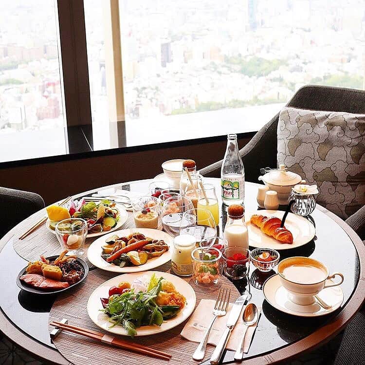 The Ritz-Carlton, Tokyoさんのインスタグラム写真 - (The Ritz-Carlton, TokyoInstagram)「１日の始まりは、53階 クラブラウンジで新鮮で栄養たっぷりの朝食を🥗🍳🍹 @teddyiris さん、素敵な写真の投稿をありがとうございます🧸🎈 Start your day with our rich, fresh and colorful breakfast selections at the Club Lounge on the 53rd floor🥐🍽☕️ #RitzCarltonTokyo #RCMemories」5月31日 9時36分 - ritzcarltontokyo