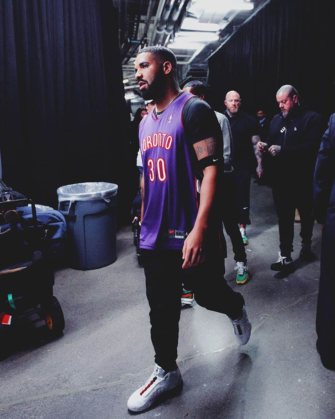 Nice Kicksさんのインスタグラム写真 - (Nice KicksInstagram)「👀 @champagnepapi shows up to Game 1 wearing a Dell Curry @raptors jersey.」5月31日 9時38分 - nicekicks