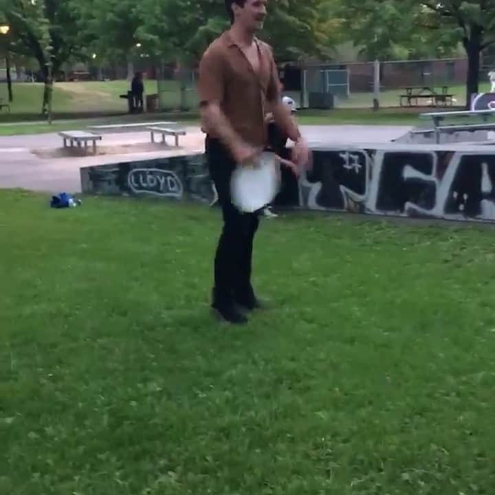 シャルリ・ビロドーのインスタグラム：「Freestyle Frisbee season 🕺」