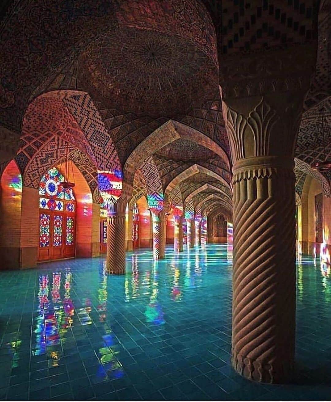 Inspirationさんのインスタグラム写真 - (InspirationInstagram)「A Mesquita Nasir ol Molk, conhecida como a Mesquita Rosa. É uma mesquita tradicional com arquitetura persa, da qual permite que a luz do sol passe pelos vitrais e crie um espetáculo de cores em seu interior. #decorcriative #decorcriative. Follow @euteinspiro  __________________ 📸@amirtavakoliphotography Local: Shiraz, Irã」5月31日 9時44分 - decorcriative