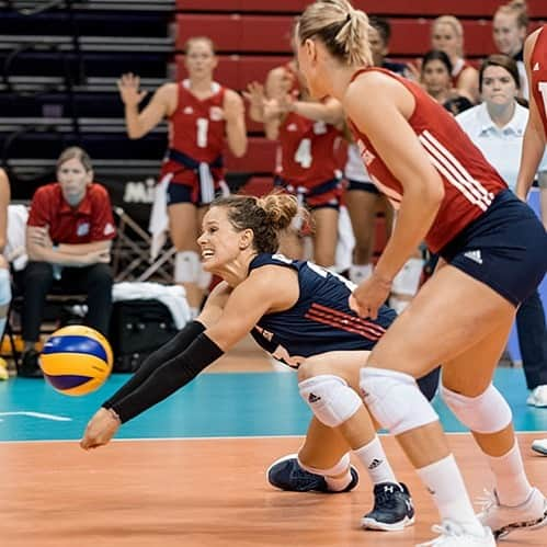 USA Volleyballさんのインスタグラム写真 - (USA VolleyballInstagram)「@usavwnt, in 2nd place in @FIVBVolleyball #VNL, will employ a roster balanced with veterans and younger athletes in Lincoln, Neb., when they meet #BRA, #GER and #KOR June 4-6. Who will wear red, white and blue 🇺🇸? Click our bio link for the roster and ticket info.」5月31日 9時46分 - usavolleyball