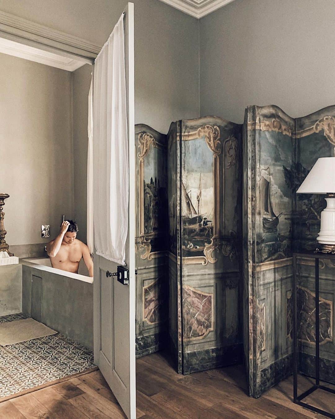三浦大地さんのインスタグラム写真 - (三浦大地Instagram)「こんな明るい窓がある風呂の家に住みたい。  風呂大事。  #avignon #france #ladivinecomedieavignon #ladivinecomedie #bathroom」5月31日 9時52分 - daichi_1127