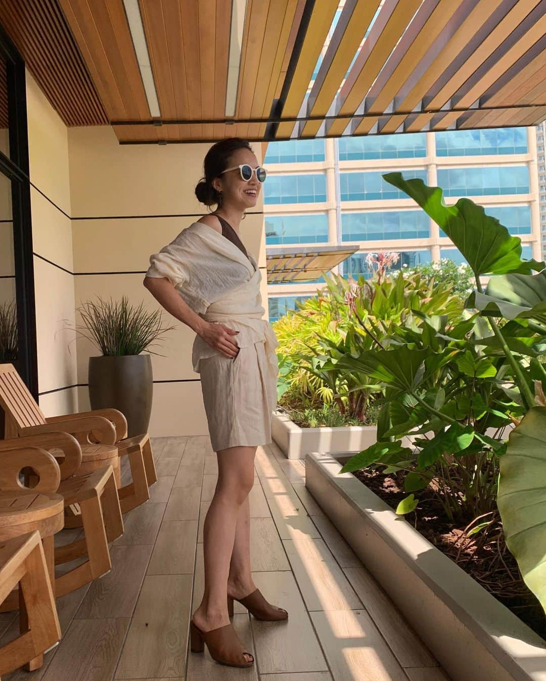 春名亜美さんのインスタグラム写真 - (春名亜美Instagram)「Hawaiiでよーく着てる、ウエストリボンガウン🌵  日よけ、クーラーよけに大活躍してくれてるし、何よりデザインが可愛くて好き。 そして、肌触りがふわっふわで軽くて気持ちいい🌿 ・ #ウエストリボンガウン @fromfirstmusee  中に着た #ワンショルダーリブタンク @fromfirstmusee  #タックリネンショートパンツ @fromfirstmusee  #ウッドリングピアス (BROWN) @fromfirstmusee  #サンダル @jane____smith  #bag #AQUA ・ ・ ・ #fromfirstmusee #Musee #フロムファーストミュゼ#coordinate #ootd #outfit #fashion #mamafashion #ママコーデ #ママコーディネート #ハワイコーデ #hawaiilife #ハワイ暮らし #ハワイ生活」5月31日 9時55分 - amiharunaami