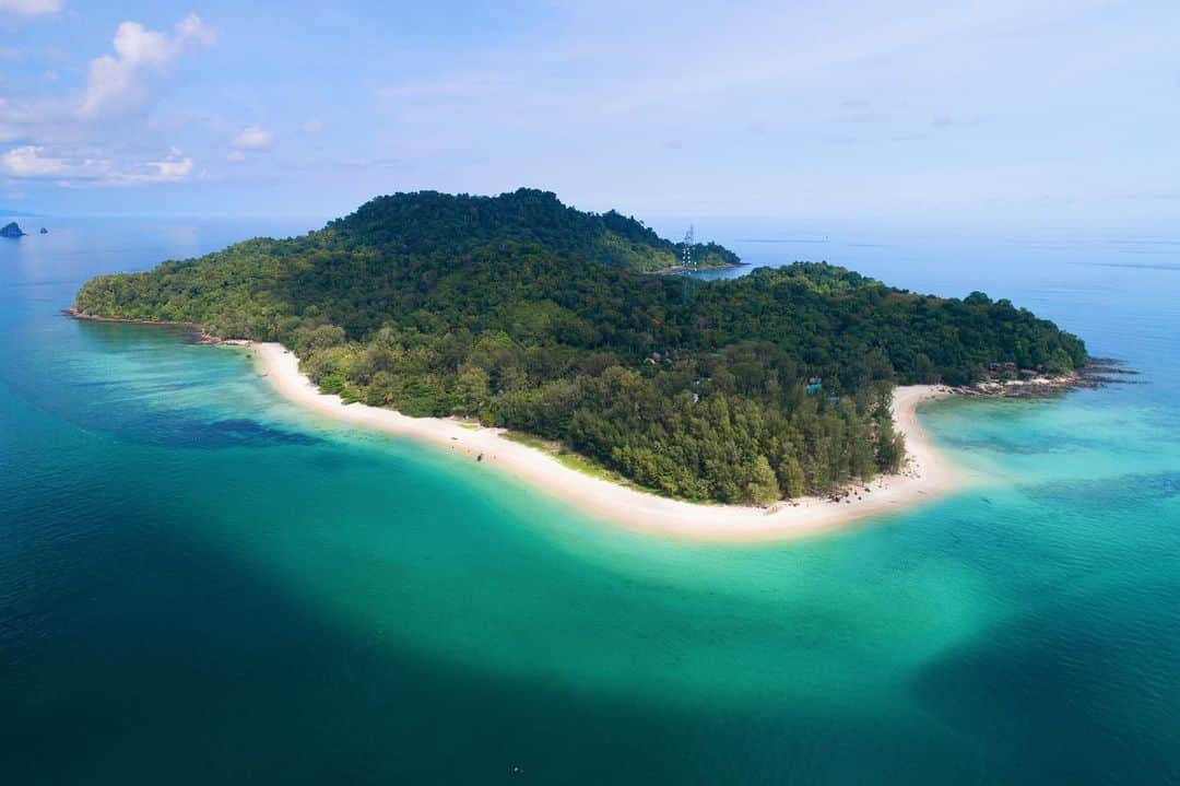 Amata Chittaseneeさんのインスタグラム写真 - (Amata ChittaseneeInstagram)「Post นี้ขอเห็นแก่ตัวนะ สวยมากจนไม่อยากให้มา Drone shots by @Improvise8survive 🌳🌎 - I am NOT inviting you guys to come to Thailand’s Secret Island: Koh Bulon Le, Satun, Thailand. We would like the island the stay as pure as possible!!!! 😤😤😤 A mixture of low development, pristine beaches and a unique island community. It is a scarcely inhabited little gem 💎 no bars, no parties! Koh Bulon has the bare essential comforts. We sleep with no aircon, no electricity power source during the day and also, there is some limited access WIFI!!! More importantly, it offers two pristine white sand beaches and amazing snorkeling areas 🐠 So far its the most beautiful island I have ever visited. If you would like to travel to places like this, please make sure that you travel responsibility. Thank you!! #pearypieamazingthailand #thailand #satun #lamerblueheart #pearypiegoesgreen  เกาะบูโหลนเล กับธรรมชาติที่ยังคงความอุดมสมบูรณ์ สวยที่สุดในชีวิต หาดทรายขาว นุ่มละเอียด น้ำใส ใต้ท้องทะเลมีชีวิตชีวา ระบบนิเวศน์ทางท้องทะเลที่งดงาม ต้องขอบคุณคนในพื้นที่และจิตอาสาทุกท่านที่ช่วยกันดูแลเกาะนี้เป็นอย่างดี ทำให้เราเห็นได้ว่า ถ้าเรารักบ้านตัวเอง ความสวยงามแบบนี้จะมีเก็บไว้ให้รุ่นลูกรุ่นหลานเรา การมาครั้งนี้แพรไม่ได้มาเที่ยว check in แต่มาเข้าเรียนวิชา ห้องนอกกับเด็กๆที่อาศัยอยู่ในพื้นที่และกลุ่มผู้พิทักษ์ทรัพยากรธรรมชาติทางทะเล Reef Guardian แพรไม่ได้อยากให้เกาะนี้โดนทำลายเหมือนเกาะอื่นๆ แพรไม่ได้ชวนเพื่อนๆให้มาเที่ยวที่นี่!!!!!!!! 🤐 ใครอยากมา แพรอยากฝากไว้ว่าให้เที่ยวแบบอนุรักษ์ เที่ยวแบบปกป้อง เที่ยวแบบรับผิดชอบ เที่ยวแบบพอเพียง เพราะบ้านเรา สวยที่สุดแล้ว :) รัก」5月31日 10時07分 - pearypie