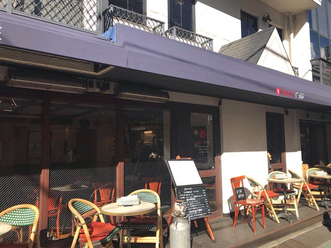 南青山LIFEStyleさんのインスタグラム写真 - (南青山LIFEStyleInstagram)「. 日本初のガレット専門店、 店構えはパリの雰囲気を感じられる。 テラス席で頂くと美味しさは格別。 . Area＊ #神宮前#渋谷区#東京 Shop＊#ブレッツカフェクレープリー表参道 . #ガレット #東京カフェ #東京カフェ巡り #パリ #テラス席 #おしゃれ空間 #港区女子 #一休み #お洒落スポット #お洒落な街#大人女子 #トレンド#都心 #東京散歩 #東京観光 #tokyo #tokyostyle #japan #大人の東京暮らし #東京glam」5月31日 10時00分 - man_favori