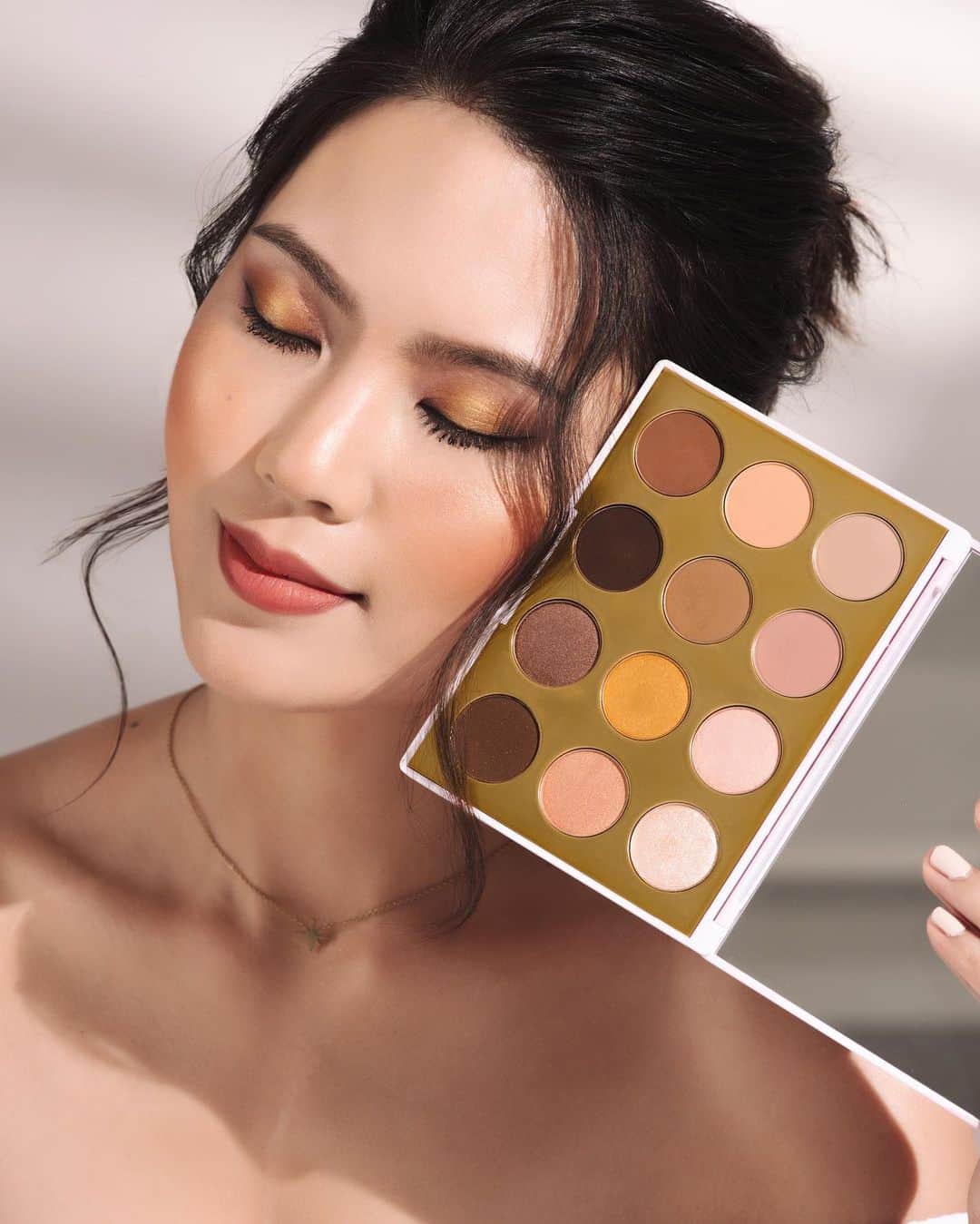 M·A·C Cosmetics Hong Kongさんのインスタグラム写真 - (M·A·C Cosmetics Hong KongInstagram)「🌞今個夏天一齊以夏日夕陽嘅暖金色彩為妝容作點綴，打造健康光感#夕陽暖金妝，多角度折射最性感、溫柔、猶如日落般嘅自然迷人光澤！ Makeup by:  HK Senior Event Artist: @sofayemac  HK Resident Trainer: @flamesoul @smemmal  Product mentioned: Eyeshadow x 12 限量版12色眼影組合 in #NaturalVice - HK$480 Electric Wonder Iridescent Powder 限量版光影粉餅 in #SerenitySeeker - HK&330 Next to Nothing Bronzing Powder 限量版古銅蜜粉餅 in #CanyonDreamin - HK$280 #空氣感胭脂 in #WarmSoul - HK$240 #絲霧唇膏 in #MullItOver - HK$160 #217S Blending Brush - HK$245 #187S Duo Fibre Face Brush - HK$400 #沙漠玫瑰妝 #MACElectricWonder #MACHongKong Inspired by the unforgettable summer sunset, the Sunset Gold look instantly boosts your sexy vibe with warm x bronzy sun-kissed healthy glow and perfectly reflects the natural sunlight on skin!」5月31日 10時00分 - maccosmeticshk