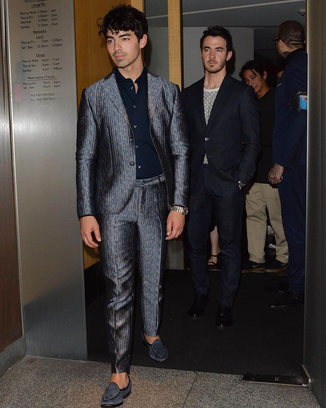 Just Jaredさんのインスタグラム写真 - (Just JaredInstagram)「@nickjonas and @priyankachopra are joined by @joejonas and @kevinjonas for dinner at Nobu in London! #NickJonas #PriyankaChopra #JoeJonas #KevinJonas Photos: Splash」5月31日 10時03分 - justjared