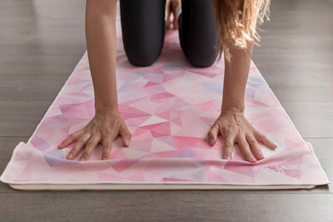 ヨガデザインラボ Yoga Design Labさんのインスタグラム写真 - (ヨガデザインラボ Yoga Design LabInstagram)「【人気デザイン】ヨガタオル「アマニ」がAmazon で再入荷しました 🌸 100%リサイクルペットボトルで作ったマイクロファイバー ♻️ 4,800円(税込)。 . . . 📷 @cristoloveanucecilia . . . #yoga #yogadesignlabjapan #yogatowel #yogamat #pink #ヨガ #ヨガデザインラボ #ヨガタオル #ヨガマットタオル #ヨガラグ #ヨガマット #ピンク #再入荷 #ヨガインストラクター #ヨガスタジオ」5月31日 10時16分 - yogadesignlabjapan