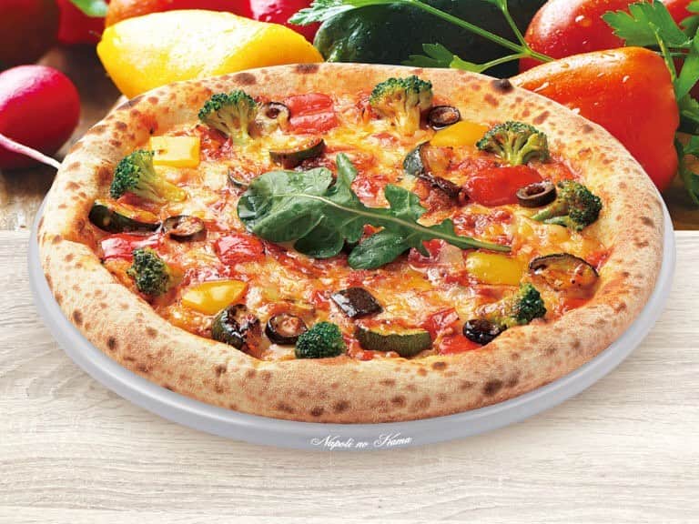 宅配ピザ「ナポリの窯」さんのインスタグラム写真 - (宅配ピザ「ナポリの窯」Instagram)「野菜、足りてますか？﻿ 緑黄色野菜たっぷりピッツァで野菜を摂ろう♪﻿ ﻿ トマトの甘みや旨味が凝縮された濃厚ポモドーロソースに、野菜をたっぷりのせて焼き上げました。﻿ Lサイズは1日に必要な野菜が、Mサイズは1日に必要な野菜の1/2が摂れるピザです。﻿ ※1日の推奨野菜摂取量は350ｇと言われております。﻿ ﻿ 是非ご賞味ください♡﻿ ﻿ ﻿ #ナポリの窯 ﻿﻿﻿﻿﻿﻿﻿﻿﻿﻿﻿﻿ #ナポリ ﻿﻿﻿﻿﻿﻿﻿﻿﻿﻿﻿﻿ #ピザパーティー ﻿﻿﻿﻿﻿﻿﻿﻿﻿﻿﻿﻿ #ピザパ ﻿﻿﻿﻿﻿﻿﻿﻿﻿﻿﻿﻿ #ランチ ﻿﻿﻿﻿﻿﻿﻿﻿﻿﻿﻿﻿ #ディナー ﻿﻿﻿﻿﻿﻿﻿﻿﻿﻿﻿﻿ #🍕 #ピザ ﻿﻿﻿﻿﻿﻿﻿﻿﻿﻿﻿﻿ #ピッツァ﻿﻿﻿﻿﻿﻿﻿﻿﻿﻿﻿﻿ #宅配ピザ ﻿﻿﻿﻿﻿﻿﻿﻿﻿﻿﻿﻿ #デリバリーピザ ﻿﻿﻿﻿﻿﻿﻿﻿﻿﻿﻿﻿ #おいしい ﻿﻿﻿﻿﻿﻿﻿﻿﻿﻿﻿﻿ #美味しい ﻿﻿﻿﻿﻿﻿﻿﻿﻿﻿﻿﻿ #美味しいピザ ﻿﻿﻿﻿﻿﻿﻿﻿﻿﻿﻿﻿ #手作りピザ ﻿﻿﻿﻿﻿﻿﻿﻿﻿﻿﻿﻿ #アツアツ﻿﻿﻿﻿﻿﻿ #チーズ ﻿﻿﻿﻿﻿﻿﻿﻿﻿﻿﻿﻿ #イタリアン　﻿﻿﻿﻿﻿﻿﻿﻿﻿﻿﻿﻿ #パスタ ﻿﻿﻿﻿﻿﻿﻿﻿﻿﻿﻿﻿ #dinner ﻿﻿﻿﻿﻿﻿﻿﻿﻿﻿﻿﻿ #lunch ﻿﻿﻿﻿﻿﻿﻿﻿﻿﻿﻿﻿ #pizza ﻿﻿﻿﻿﻿﻿﻿﻿﻿﻿﻿﻿ #instagood ﻿﻿﻿﻿﻿﻿﻿﻿﻿﻿﻿﻿ #instafood ﻿﻿﻿﻿﻿﻿﻿﻿﻿﻿﻿﻿ #italian ﻿﻿﻿﻿﻿﻿﻿﻿﻿﻿﻿ #1日分の野菜﻿ #野菜」5月31日 10時13分 - napolinokama