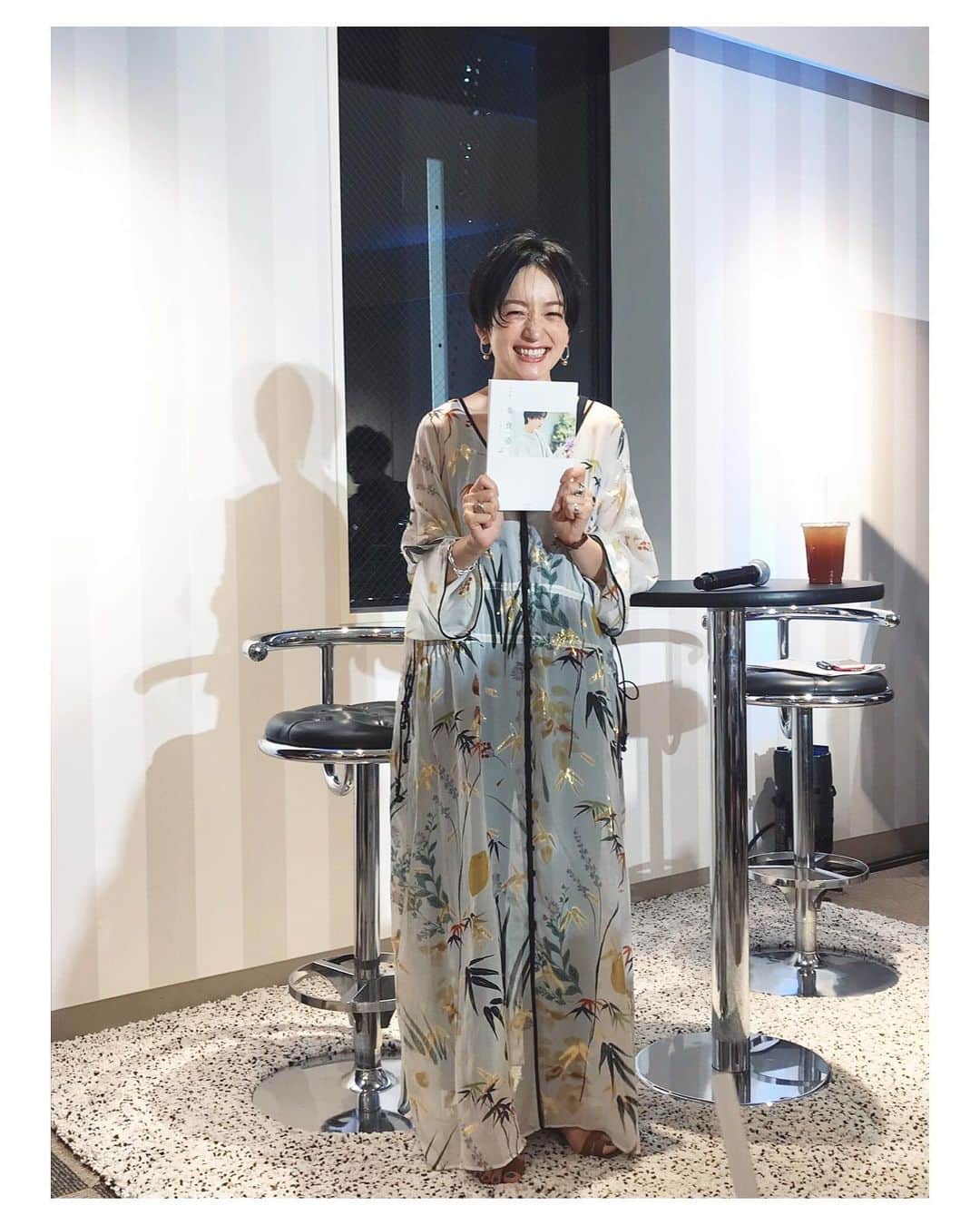 高山都さんのインスタグラム写真 - (高山都Instagram)「大阪DAY2 昨日も阪神百貨店さんにてトークショー。 「美食姿2のそれから」 去年出版した自分の本をベースに続けてきたこと、変わったこと、習慣や生きる姿勢の話…そんなことを話しました。 お相手は編集者の山本有紀氏 @noconocoyuki 彼女とは本はもちろん、イベントも沢山一緒に手探りで作ってきて、ほんと我ながら、叩き上げ的な感覚でやってきたなぁーと思うほど、大変なことも乗り越えてきた戦友です。 気づけば、まわりに仲間がたくさんいて、みんなのサポートがあって、小さな輪がどんどん広がっていった。 伝える、届ける楽しさを知ったのは、そんな経験からです。 お客さんのキラキラした表情を見ながら、近い距離で話せる時間も楽しかったな。 2日間司会を務めてくださった鐘ヶ江まりのさん、ありがとうございました！！ ヘアメイクは5年前から仕事でご一緒してる関西の @a_ko38 ステキに仕上げてくれてありがとう♡ お洋服は、買ったはいいけど、なかなか着る機会がなかった @mamekurogouchi のワンピース。 とても好評で嬉しかった。 #都ふく #高山都の美食姿 #高山都の美食姿2 #3は来年あたり #ゆきちゃんが作ると宣言したw #ネタ貯めとこ」5月31日 10時14分 - miyare38