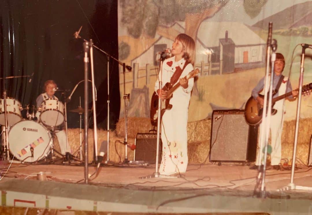 キース・アーバンのインスタグラム：「#WeWere 9 years old singing San Antonio Stroll !!!!! - KU #TBT」