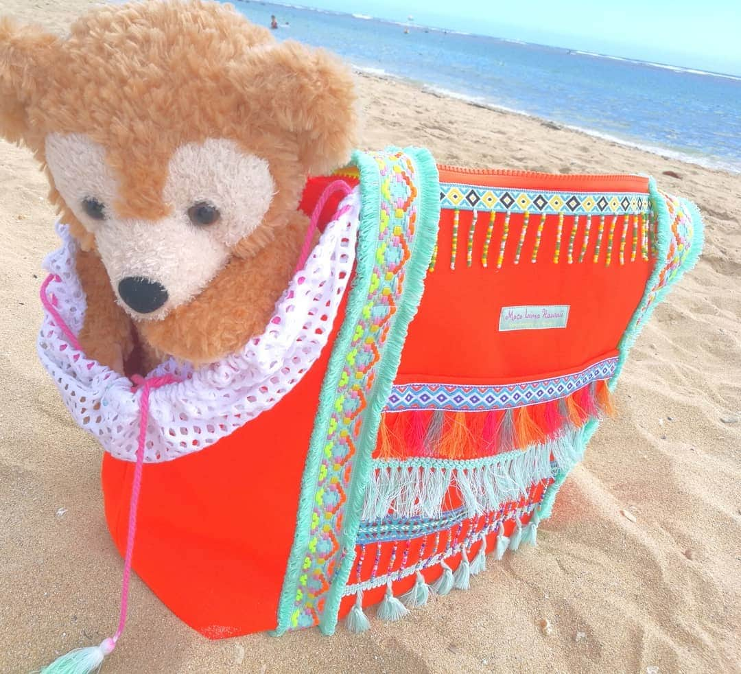 Moco Lima Hawaiiさんのインスタグラム写真 - (Moco Lima HawaiiInstagram)「Wan Wan Paradise ✕ Moco Lima Hawaii  New* Dog Carry Bag, Made By Moco  I tried to make a carry bag for dogs for the first time. I put a zipper on the top and strings for one side. That way, they can see the outside when they are inside the bag. I hope they like my bag :) I will collaborate with Wan Wan Paradise for dog bags, don't miss it!  Wardにあるワンちゃんグルーミングのショップ　Wan Wan Paradise からのご提案によりワンちゃんのキャリーバッグを作ってみました。マナーが必要なお店では、ファスナーを閉めて一緒にいられるように♡　ワンちゃんが苦しくないように一部分はネットにし、巾着で開閉も簡単♡　ワンちゃんのいる暮らしをとびきりお楽しみ頂けるようなバッグを！という想いで製作してみました♡　これからも色々チャレンジしてみたいと思っています。私もワンコちゃん欲しい〜  #dog#bag#carry#wanwanpradise#doglover#grooming#doggrooming#dogspa#hawaii#ward#pet#love#smile#mylife#handmadebag#mocolima#vitamin#color#orange#customorder#carrybag#gypsy#boho#bohemian#あっくんとなっちゃん#ワンワンパラダイス#ハワイ#モコリマハワイ  Mocolima Hawaii Showroom 13-18pm Open Today  チョコレート食べにきてね♡」5月31日 10時20分 - mocolimahawaii