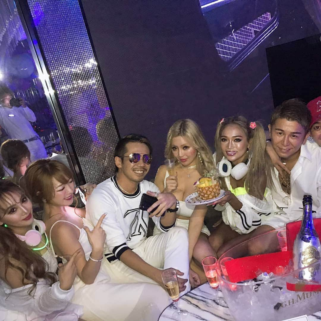 藤木そらさんのインスタグラム写真 - (藤木そらInstagram)「. .5月26日whiteparty♥2度目のDJ🎧💕 .めっちゃ楽しかったょ(｡•̀ᴗ-)✧✨ . . .はるたむと一緒に回した～♥！！ . . そしてまさかの @white_party_jp 様からサプライズBDをしてもらえました😭‼💕本当にありがとうございました✨✨ . . .代表として @chikara_partyking ありがとうございます🙏💕👏 今後もまたホワイトパーティーで回す予定にしておりますので、ぜひみなさま私のdj姿見に来てください(൦◟̆◞̆൦)♡‧˚₊*̥ . . . . . . .#dj #djlife🎧 #musica  #djsora  #パーティー #クラブ #銀座 #ホワイトパーティー #whiteparty #fashionista #ツインテールアレンジ #バースデーケーキ #サプライズバースデー #誕生日 #イヤホン #musically #音楽」5月31日 10時23分 - sorafujiki