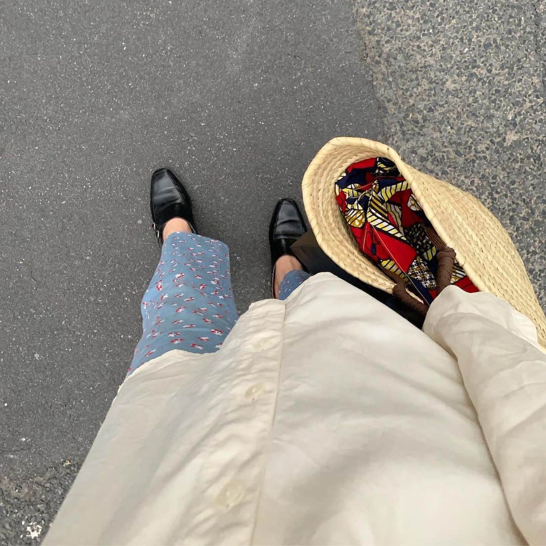 佐藤優津季のインスタグラム：「デニムが帰ってきた🥚 初めてお直しに出したけど自分のモノ感増し増しで良いキブン~🔐🔐 👔＆👖#vintage  👜#casselini #キャセリーニ  👞#adevivre #アドゥヴィーヴル」