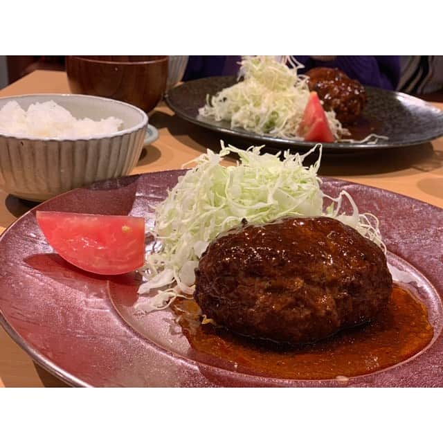 大川藍さんのインスタグラム写真 - (大川藍Instagram)「今年初中島  なんといってもツアーお疲れ様🙋‍♂️ ランチしてカフェでお茶して ばいばいしたけど その後もずーっと美央の事考えてた1日でした 久しぶりすぎて余韻が凄いのかな笑 大好きな人の話聞くの嬉しくなる 色んな話を 私に話してくれるって嬉しい 自分も頑張ろって思わせてくれる ありがと  一緒にランチで食べた 大好きな @kinton.shibuya の ハンバーグが劇的に美味しかった 初めて食べたけど、 美味しすぎるのに安すぎて 仰天レベル💁‍♀️ 最高に幸せ感じた  #flower#中島美央#久しぶり#あけおめ#高校#同級生#青春#嬉しい#ランチ#渋谷#とんかつ#ハンバーグ#劇的#美味しい#安い#感動#仰天#カフェ#お茶#感謝#幸せ#ありがとう」5月31日 1時48分 - okawa.ai