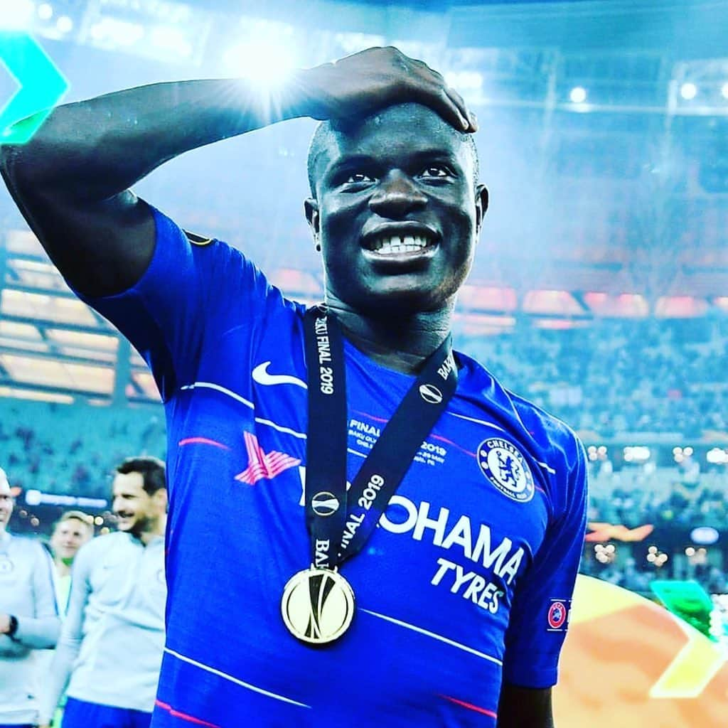 エンゴロ・カンテさんのインスタグラム写真 - (エンゴロ・カンテInstagram)「We did it! A new season with @chelseafc and a new trophy for our great fans. Thanks to all for the support. #cfc 🔵🔵」5月31日 1時49分 - nglkante