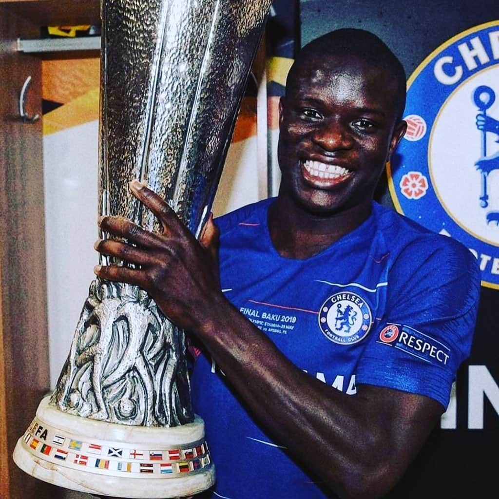 エンゴロ・カンテのインスタグラム：「We did it! A new season with @chelseafc and a new trophy for our great fans. Thanks to all for the support. #cfc 🔵🔵」