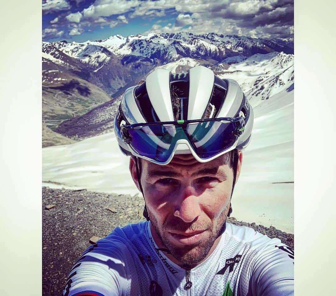 マーク・カヴェンディッシュさんのインスタグラム写真 - (マーク・カヴェンディッシュInstagram)「Rode up to Col de la Bonette today for a little something to do. 2700m high. There’s a little loop that adds 100m more to the altitude to make it the highest pass in Europe (I think), but it was snowed under. Love a little adventure 🏔🚵‍♂️🐐🏔」5月31日 1時53分 - markcavendish