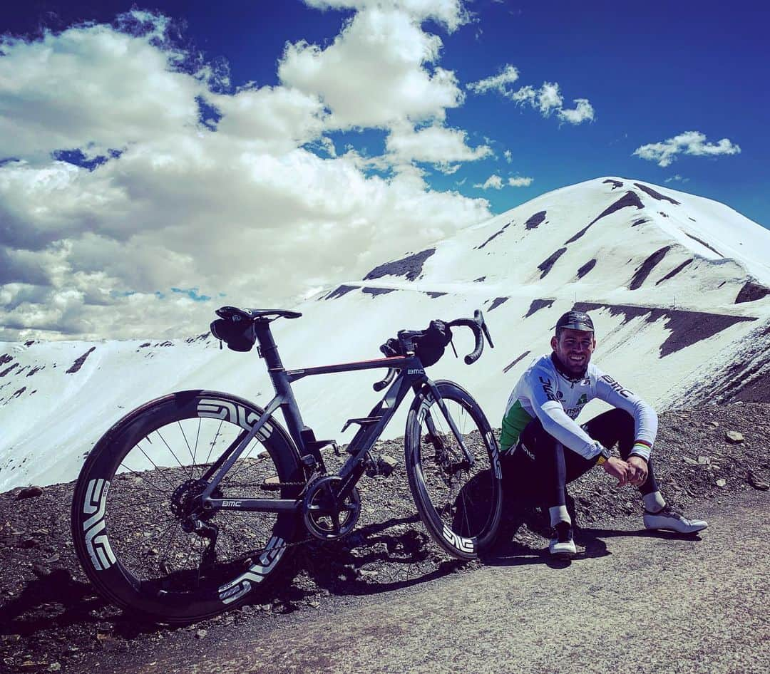 マーク・カヴェンディッシュさんのインスタグラム写真 - (マーク・カヴェンディッシュInstagram)「Rode up to Col de la Bonette today for a little something to do. 2700m high. There’s a little loop that adds 100m more to the altitude to make it the highest pass in Europe (I think), but it was snowed under. Love a little adventure 🏔🚵‍♂️🐐🏔」5月31日 1時53分 - markcavendish