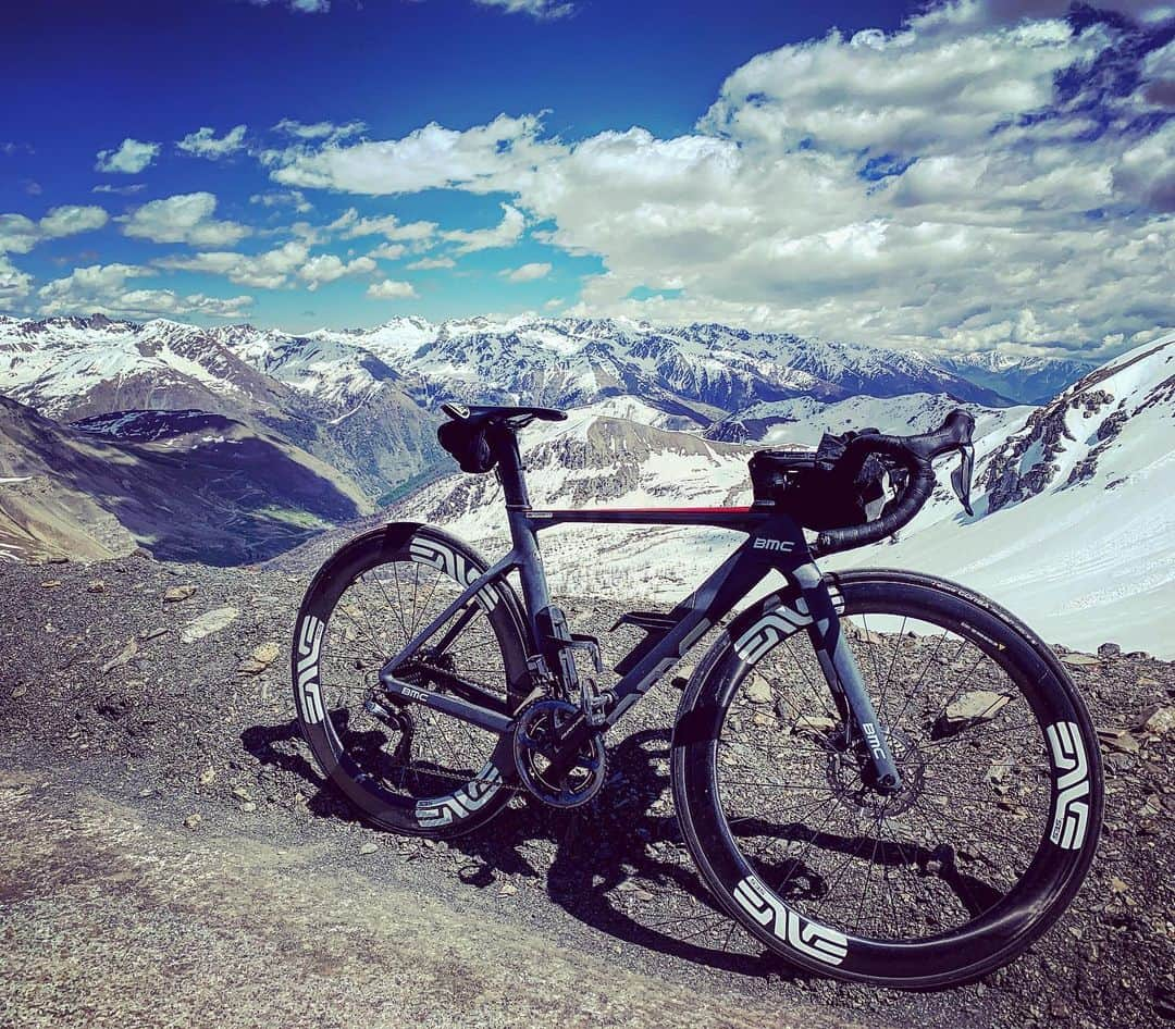 マーク・カヴェンディッシュさんのインスタグラム写真 - (マーク・カヴェンディッシュInstagram)「Rode up to Col de la Bonette today for a little something to do. 2700m high. There’s a little loop that adds 100m more to the altitude to make it the highest pass in Europe (I think), but it was snowed under. Love a little adventure 🏔🚵‍♂️🐐🏔」5月31日 1時53分 - markcavendish