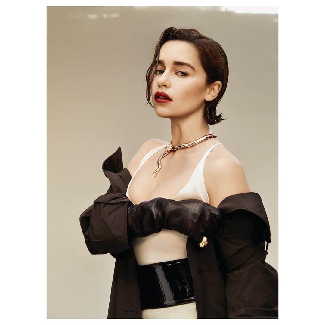 Olivia Maloneさんのインスタグラム写真 - (Olivia MaloneInstagram)「emilia clarke styled by @petraflannery hair @andylecompte makeup @jilliandempsey nails @jennahipp for june cover of flaunt🖤🖤」5月31日 1時54分 - oliviamalone