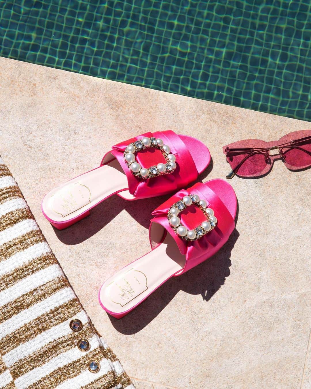 Harrodsさんのインスタグラム写真 - (HarrodsInstagram)「Poolside pearls and rose-tinted spectacles 💕 Wish you were here? #Harrods #HarrodsFashion」5月31日 1時56分 - harrods