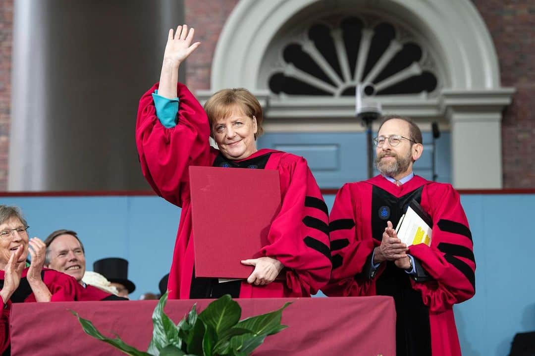 アンゲラ・メルケルさんのインスタグラム写真 - (アンゲラ・メルケルInstagram)「Der 16. Ehrendoktortitel wird Kanzlerin Merkel heute in @Harvard verliehen – eine große Ehre. – The 16th honorary doctorate will be awarded to Chancellor Merkel today in Harvard - a great honor. . . . . . . . . . . #phd #boston #usa #harvard #harvarduniversity #graduation #abschluss」5月31日 1時59分 - bundeskanzlerin