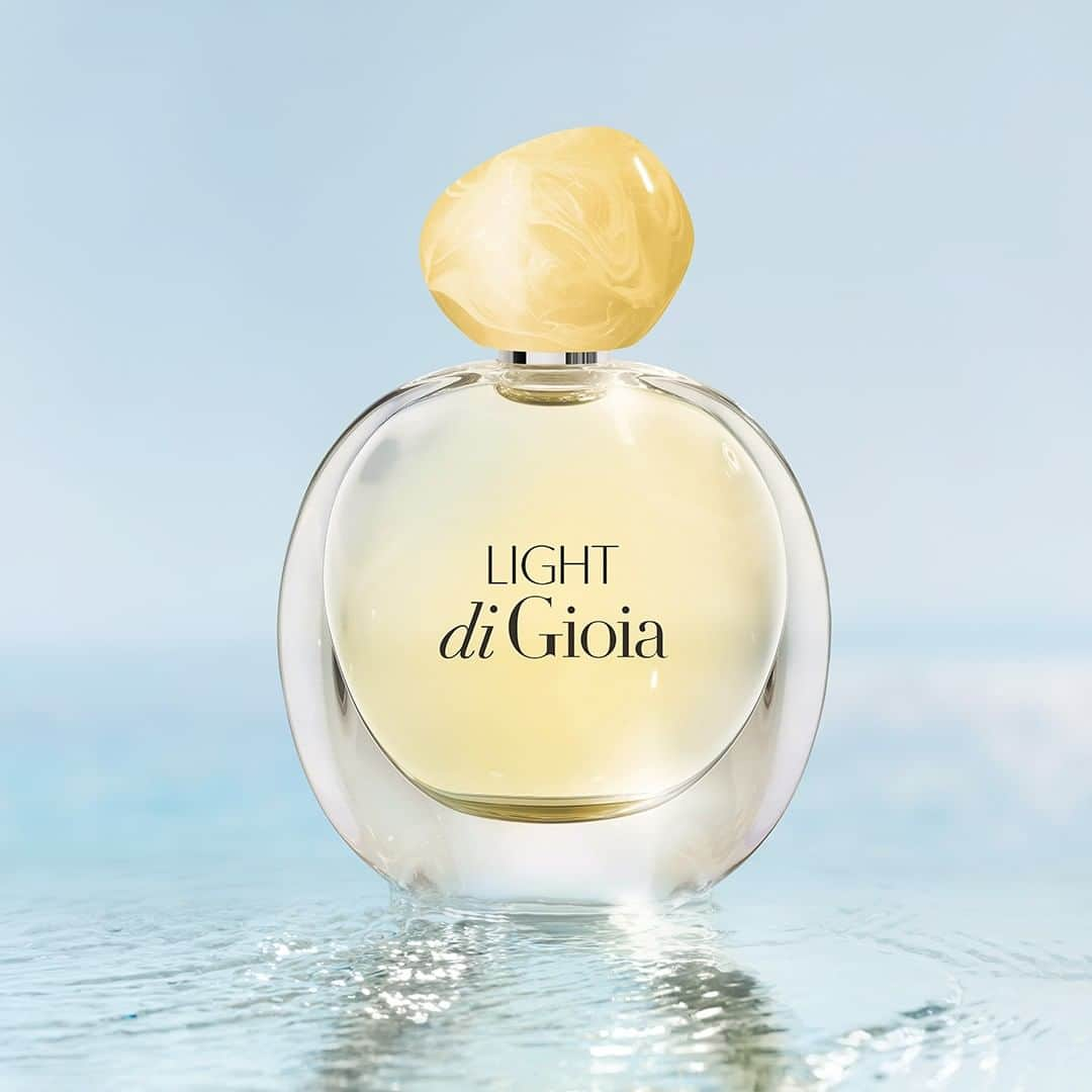 Armani Beautyさんのインスタグラム写真 - (Armani BeautyInstagram)「A sparkling duo of Jasmine and Gardenia blended with bergamot zest and addictive wooden facets, discover joyful and luminous LIGHT DI GIOIA.  #ArmaniBeauty #ScentOfGioia #LightDiGioia」5月31日 1時59分 - armanibeauty