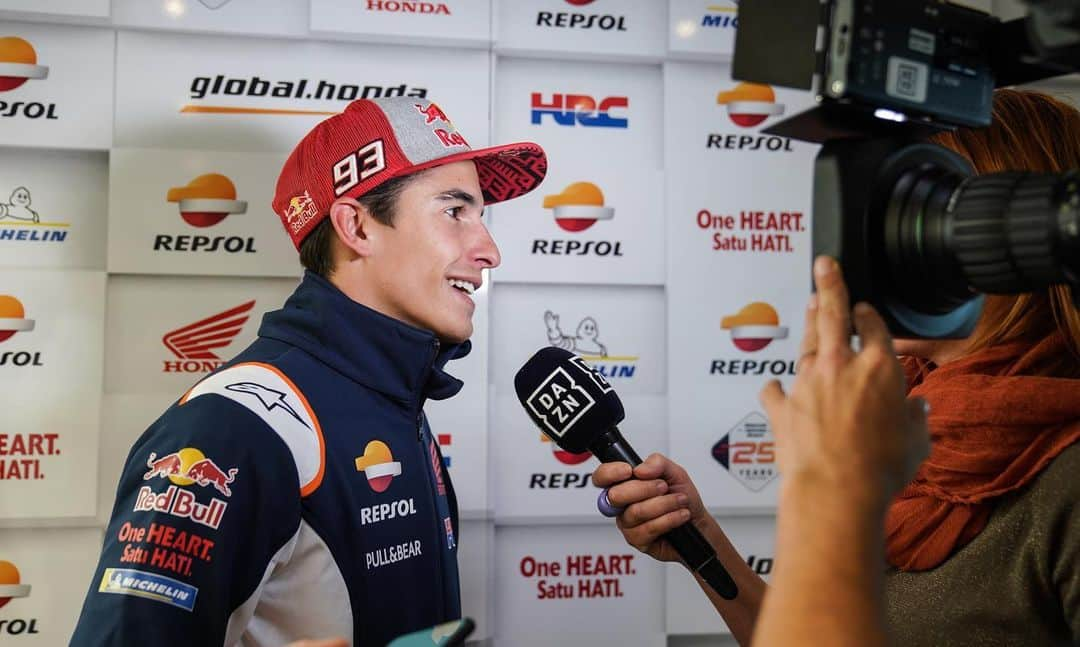 レプソル・ホンダさんのインスタグラム写真 - (レプソル・ホンダInstagram)「The questions never stop 🎙 But tomorrow we’ll get some answers. 🇮🇹 ⠀⠀⠀⠀⠀⠀⠀⠀⠀ #ItalianGP #25RepsolHonda #Repsol #MotoGP #Honda #Racing #RepsolHonda #HRC #RC213V #MM93 #JL99 #MarcMarquez #JorgeLorenzo #ThePowerOfDreams #Motorcycle #Italy #Mugello #PressDay #Speaking #Talking #PressConference」5月31日 2時01分 - hrc_motogp