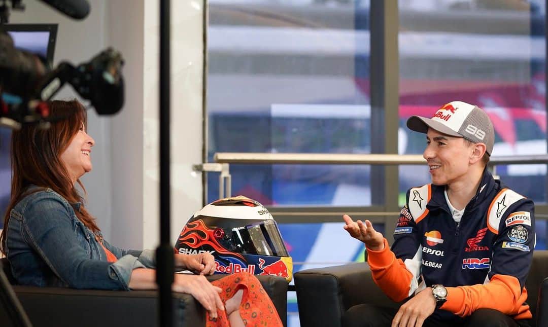 レプソル・ホンダのインスタグラム：「The questions never stop 🎙 But tomorrow we’ll get some answers. 🇮🇹 ⠀⠀⠀⠀⠀⠀⠀⠀⠀ #ItalianGP #25RepsolHonda #Repsol #MotoGP #Honda #Racing #RepsolHonda #HRC #RC213V #MM93 #JL99 #MarcMarquez #JorgeLorenzo #ThePowerOfDreams #Motorcycle #Italy #Mugello #PressDay #Speaking #Talking #PressConference」