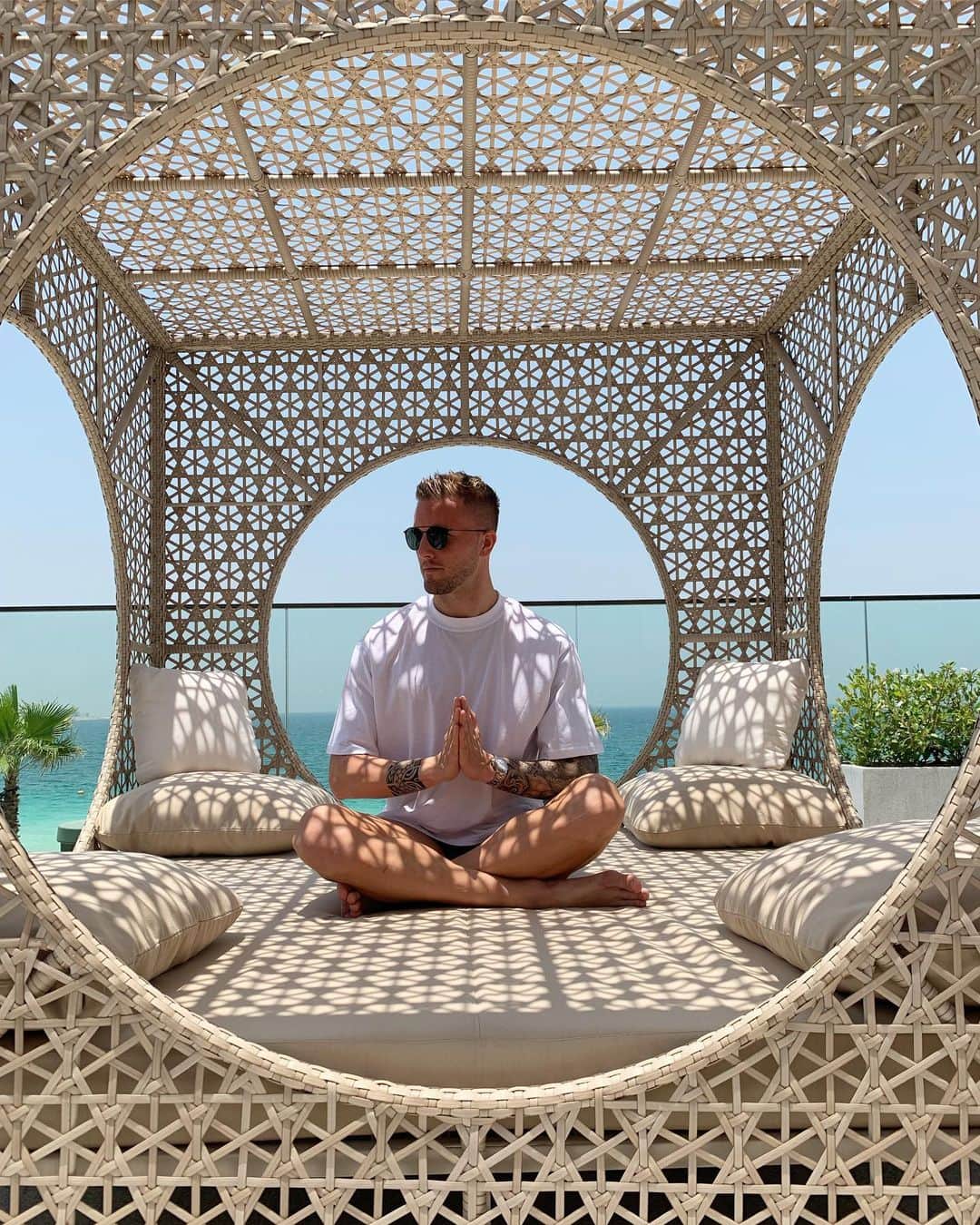 アンドレ・ホフマンのインスタグラム：「..perfect place to recharge 😎🧘🏼‍♂️🔋🇦🇪 #dubai @jessicadominica」