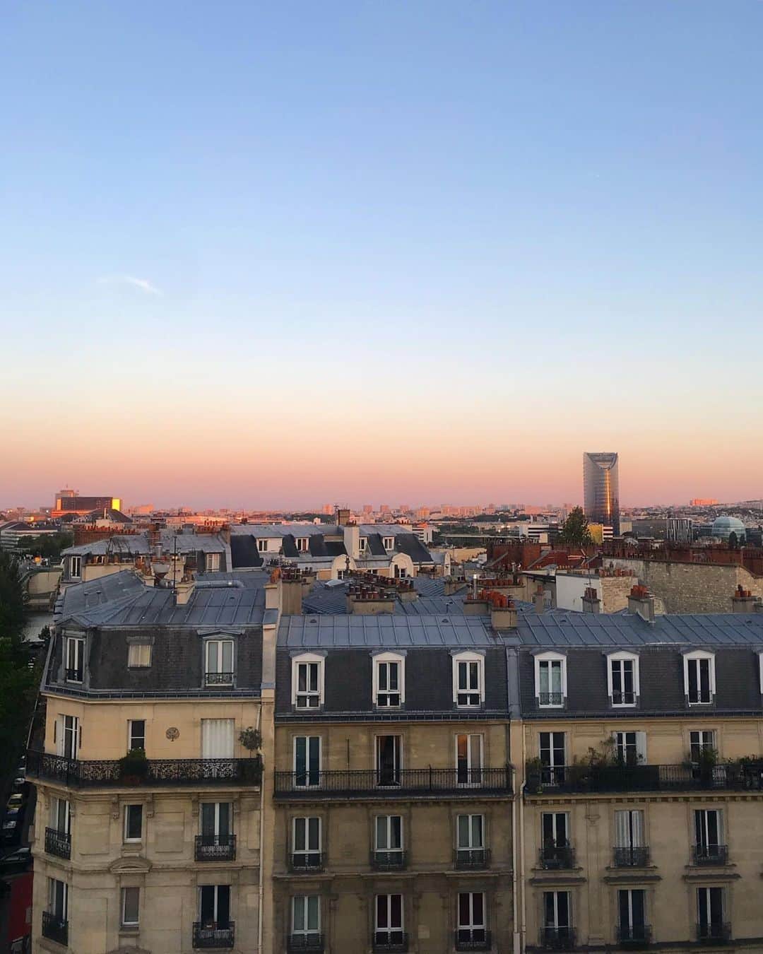 My Little Parisさんのインスタグラム写真 - (My Little ParisInstagram)「« Il y a dans le lever et le coucher du soleil des rayons de bonheur » - Jean Gastaldi⠀ 🇬🇧 : "There are rays of happiness in the sunrise and sunset" - Jean Gastaldi⠀ ( 📸 @morganexmazelier)」5月31日 2時14分 - mylittleparis