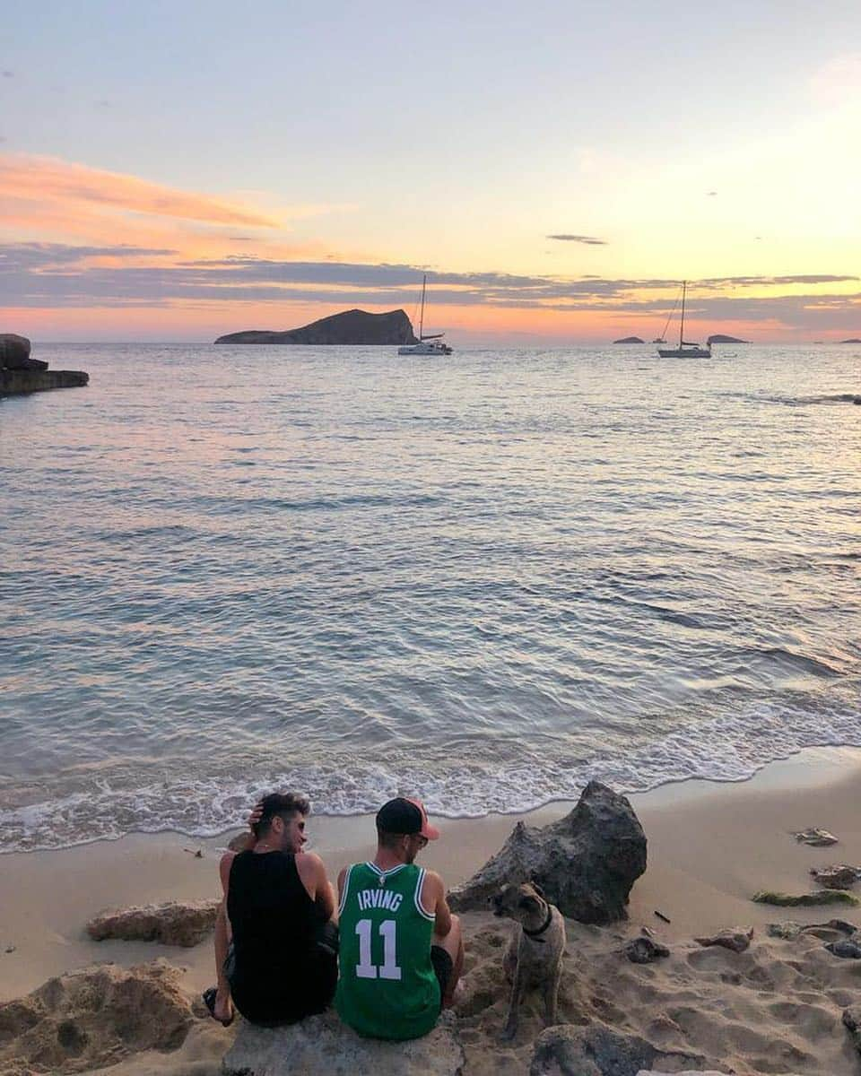 ドリース・メルテンスさんのインスタグラム写真 - (ドリース・メルテンスInstagram)「2 best friends and a dog sat on the beach...」5月31日 2時14分 - driesmertens