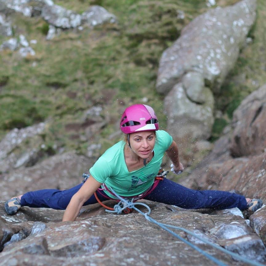 カタリーナ・ザーヴァインさんのインスタグラム写真 - (カタリーナ・ザーヴァインInstagram)「First time in Northern Ireland. First time in Fair Head. 😀🙌 But the climbing seems somehow familiar🤔😅. . Pic by @jorgverhoeven and @jonglassberg . #climbing #rockclimbing #tradclimbing #fairhead #ireland #FairHeadMeet #devilstower #accesstheinaccessible #itsgreatoutthere #foryourmountain #helmetup」5月31日 2時25分 - katha_saurwein