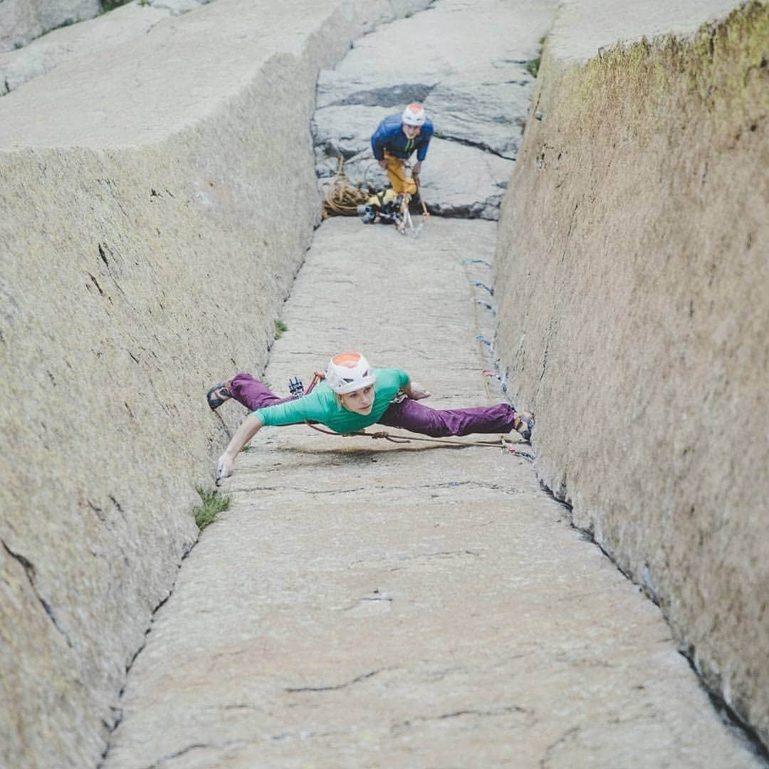カタリーナ・ザーヴァインさんのインスタグラム写真 - (カタリーナ・ザーヴァインInstagram)「First time in Northern Ireland. First time in Fair Head. 😀🙌 But the climbing seems somehow familiar🤔😅. . Pic by @jorgverhoeven and @jonglassberg . #climbing #rockclimbing #tradclimbing #fairhead #ireland #FairHeadMeet #devilstower #accesstheinaccessible #itsgreatoutthere #foryourmountain #helmetup」5月31日 2時25分 - katha_saurwein