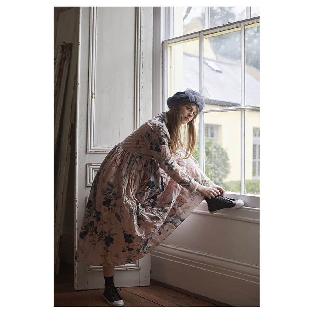 キャベジズ&ローゼズのインスタグラム：「Ready, Set, Go ❤ Our New Arrivals are now online and in-store. Discover gorgeous new pieces in Floral Taffeta and soft white linen. Everything we make is in limited numbers, so don’t miss out #allnew #florals #floraldress #floralcoat #taffeta #madeinlondon #slowfashionstyle #sustainableclothing #cabbagesandroses #cabbagesandrosesfashion @christina_strutt @cabbagesandroses_shop 👆Link In Bio👆」
