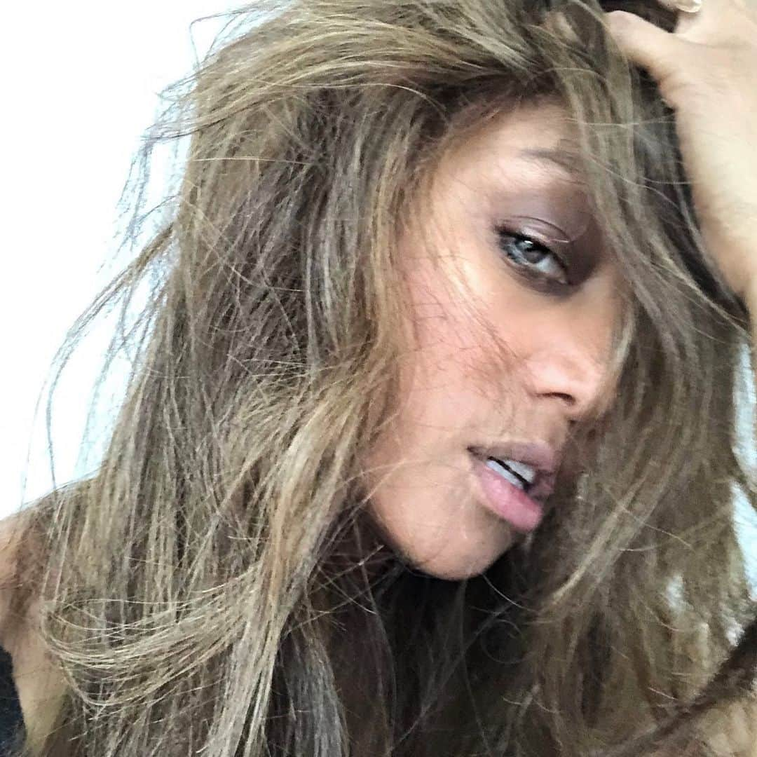 タイラ・バンクスさんのインスタグラム写真 - (タイラ・バンクスInstagram)「Sometimes, a model can be looking all sultry in a photo, holding her hair just so, sexy/sleepy expression on her face. But really she’s just trying to make sure her wig doesn’t fall off.  #TyTyConfessions」5月31日 2時25分 - tyrabanks