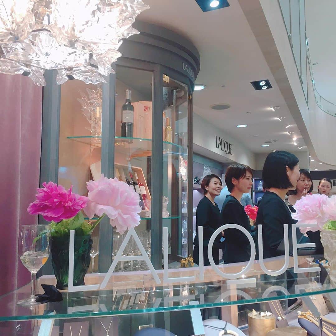 中村かなさんのインスタグラム写真 - (中村かなInstagram)「5/31に名鉄百貨店1FにOPENする 名古屋初出店の 🌸🌸 @lalique @lalique_japan さんのレセプションにお邪魔してきました🥂✨ ： ステキなアクセサリーやフレグランス、食器類にワインまで🍹 お花もたくさんで💐 キラキラの店内✨ 女の子はみんなウキウキします💕 ： レセプションはステキな大人の女性ばかりで👸 名古屋にもこんなにステキな方がたくさんいたのね🥂ときゅん💓 私のような小娘にもご丁寧に接してくださる社長さんもステキでした👨🏻✨ ： いつもお声がけくださってありがとうございます👨‍🏫 @dj_kanbe ： 美貌と優しさをありがとうございます👸💕 @ayano0121 ： ： ： ： ： #今日も素敵な一日をありがとうございました #いつもありがとうございます  #名古屋いいとこだよ #名古屋 #名古屋駅 #名鉄百貨店  #ラリック #lalique  #おしゃれさんと繋がりたい  #美容好きな人と繋がりたい  #コスメ好きさんと繋がりたい  #nagoya #japan #japanesegirl」5月31日 2時26分 - k777pime