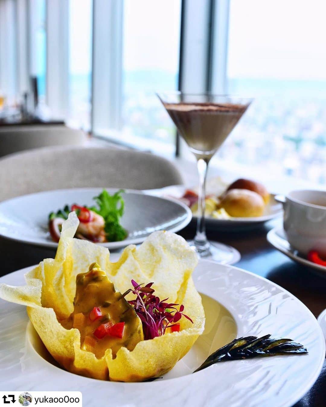 スイスホテル南海大阪さんのインスタグラム写真 - (スイスホテル南海大阪Instagram)「#FridayFanFeature：ユニークで美味しく、鮮やかでカラフル。 エクアドル料理はもう食べましたか？ @yukaoo0oo  さん、@swissotelquito のシェフ ミゲル エンジェル エンリケス エレーラが提供する #Tavola36Osaka のエクアドル ランチビュッフェ ステーションのこの素晴らしいショットをありがとう。  毎週金曜日に #FridayFanFeature と題してキャンペーンを開催します。スイスホテルが掲げる#洗練された時 のハッシュタグをつけて投稿してください！  #FridayFanFeature: Uniquely delicious, vibrantly colorful. Have you tried Ecuadorian food? Thanks @yukaoo0oo for this awesome shot of our #Tavola36Osaka Ecuadorian lunch buffet station by @tanoshiirestaurante Chef Miguel Enriquez of the @swissotelquito.  Have any photos at the Swissôtel Nankai Osaka? Tag us #LiveItWellOsaka for a chance to be featured!」5月31日 2時29分 - swissotelnankaiosaka_official