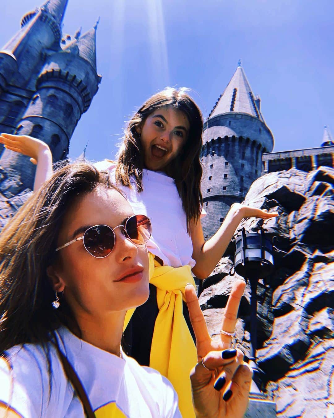 アレッサンドラ・アンブロジオさんのインスタグラム写真 - (アレッサンドラ・アンブロジオInstagram)「Hogwarts , Class of 2019 !!! 🧙🏻‍♀️😀🏰🔮🌙🦄✨ “ We all have magic inside of us “」5月31日 2時35分 - alessandraambrosio