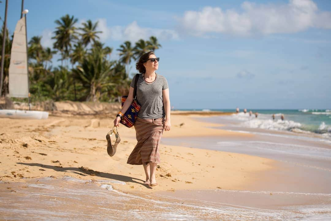 メイム・ビアリクさんのインスタグラム写真 - (メイム・ビアリクInstagram)「After we wrapped the final episode, I took my boys to @nickresortpuntacana in the Dominican Republic for some fun and relaxation. Mostly relaxation for me and the fun part for them, but we all had such a wonderful time. They met Nickelodeon characters at one of our meals, enjoyed the pools, we hung out on the beach, and I took my 'Off Duty' shirt very literally. 🍹 Thanks to Nickelodeon Resort Punta Cana for the perfect vacation!」5月31日 2時50分 - missmayim