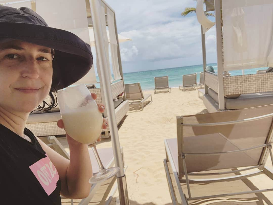 メイム・ビアリクさんのインスタグラム写真 - (メイム・ビアリクInstagram)「After we wrapped the final episode, I took my boys to @nickresortpuntacana in the Dominican Republic for some fun and relaxation. Mostly relaxation for me and the fun part for them, but we all had such a wonderful time. They met Nickelodeon characters at one of our meals, enjoyed the pools, we hung out on the beach, and I took my 'Off Duty' shirt very literally. 🍹 Thanks to Nickelodeon Resort Punta Cana for the perfect vacation!」5月31日 2時50分 - missmayim