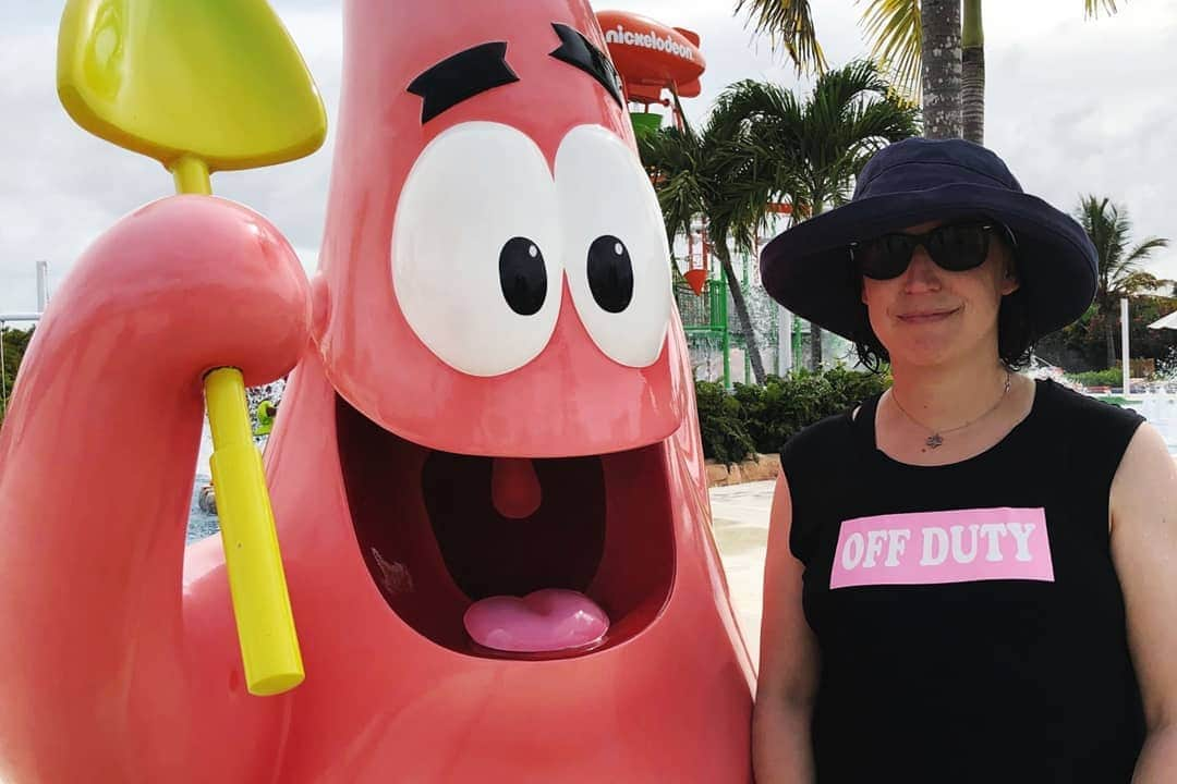 メイム・ビアリクさんのインスタグラム写真 - (メイム・ビアリクInstagram)「After we wrapped the final episode, I took my boys to @nickresortpuntacana in the Dominican Republic for some fun and relaxation. Mostly relaxation for me and the fun part for them, but we all had such a wonderful time. They met Nickelodeon characters at one of our meals, enjoyed the pools, we hung out on the beach, and I took my 'Off Duty' shirt very literally. 🍹 Thanks to Nickelodeon Resort Punta Cana for the perfect vacation!」5月31日 2時50分 - missmayim