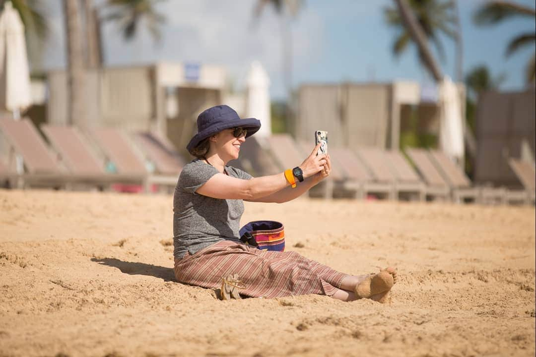 メイム・ビアリクさんのインスタグラム写真 - (メイム・ビアリクInstagram)「After we wrapped the final episode, I took my boys to @nickresortpuntacana in the Dominican Republic for some fun and relaxation. Mostly relaxation for me and the fun part for them, but we all had such a wonderful time. They met Nickelodeon characters at one of our meals, enjoyed the pools, we hung out on the beach, and I took my 'Off Duty' shirt very literally. 🍹 Thanks to Nickelodeon Resort Punta Cana for the perfect vacation!」5月31日 2時50分 - missmayim