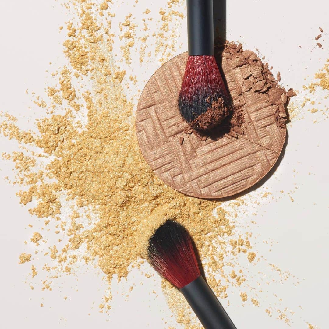 Revlonさんのインスタグラム写真 - (RevlonInstagram)「Where do you highlight? . Our Highlighter Brush has tapered, vegan bristles to bring just the right amount of gleam to your skin, wherever you want to glow. ✨ . #RevlonBeautyTools #makeupbrushes #glow」5月31日 2時44分 - revlon