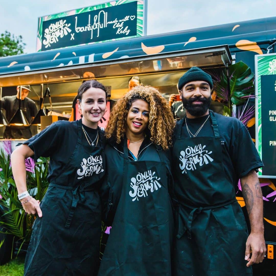 ケリスのインスタグラム：「@onlyjerkin teamed up with @bountyandfull to create some heat for @jamonryefestival ! Who got a bite ?!?!?」