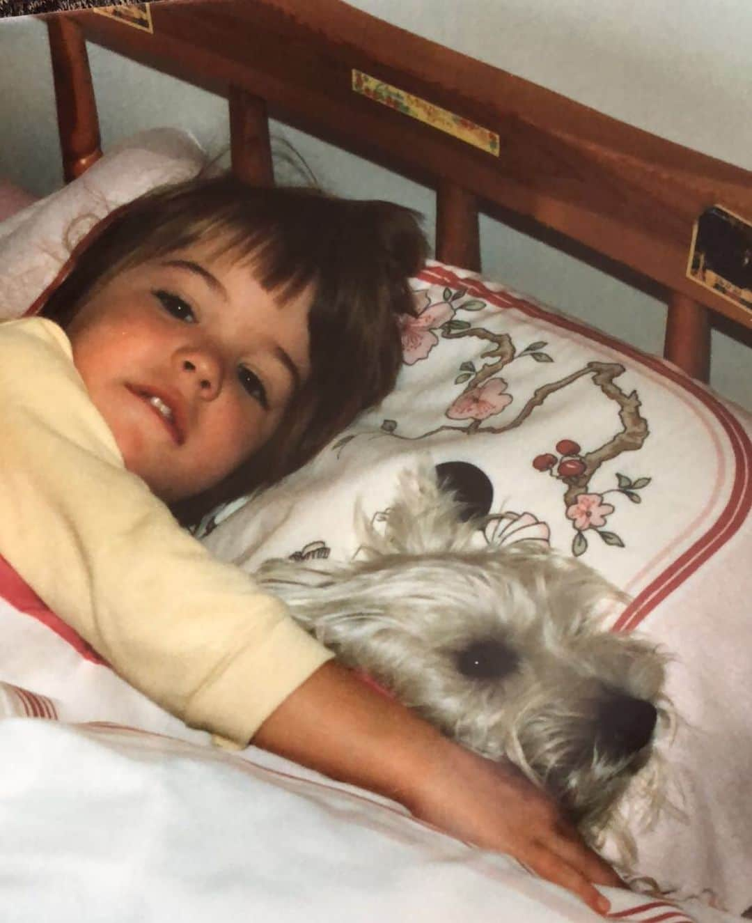 ジェマ・アトキンソンさんのインスタグラム写真 - (ジェマ・アトキンソンInstagram)「#tb Sleeping with my best friend back then, our first dog Fergie. We were inseparable. I’ve genuinely all my life preferred dogs to people 😂 Loyal, loving, fun, humble, happy are just a few of their traits... Seeing this makes me excited for baby Marquez to meet Norman & Ollie and see the bond they will have. Just like me and Fergie had for 15 wonderful years 🐶👶🐶❤️」5月31日 2時51分 - glouiseatkinson