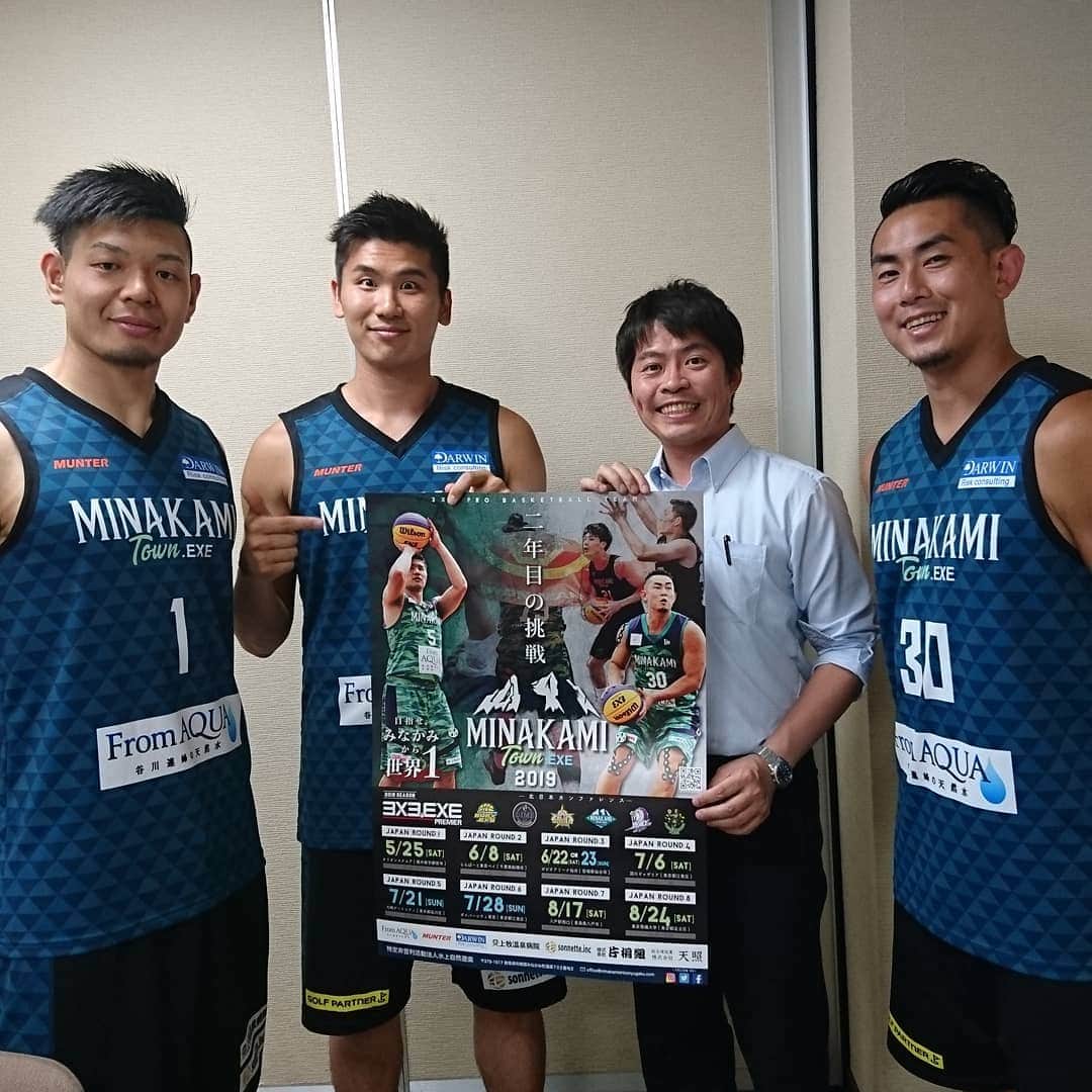 関陽樹さんのインスタグラム写真 - (関陽樹Instagram)「今夜のニュースeye8のゲストは、みなかみ町を拠点に活動する3人制バスケットボールチーム『MINAKAMI TOWN.EXE』の選手のみなさんでした。 去年誕生した、みなかみ町初のプロチームです。3人制バスケ(3X3)の魅力や5人制バスケとの違いなどを中心にお話頂きました。 3人制バスケは2020東京五輪の正式種目です。みなかみ町はもちろん、群馬県内を盛り上げようと活動する彼らを今後も追いかけようと思います。 『MINAKAMI TOWN.EXE』ぜひ、覚えて下さい。 #3X3  #MINAKAMI TOWN.EXE  #3人制バスケットボール  #3x3premierexe  #みなかみ町  #群馬テレビ  #ニュースeye8  #大塚俊  #日下謙人  #津川隆治」5月31日 2時52分 - seki_haruki1986