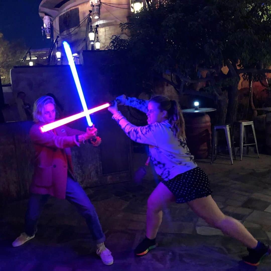 ブリー・ラーソンさんのインスタグラム写真 - (ブリー・ラーソンInstagram)「The force is strong ya’ll!!!!!! #starwarsgalaxysedge」5月31日 2時53分 - brielarson